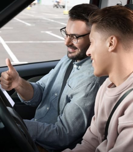 auto_escuela_preparados_dictando_clase_de_manejo