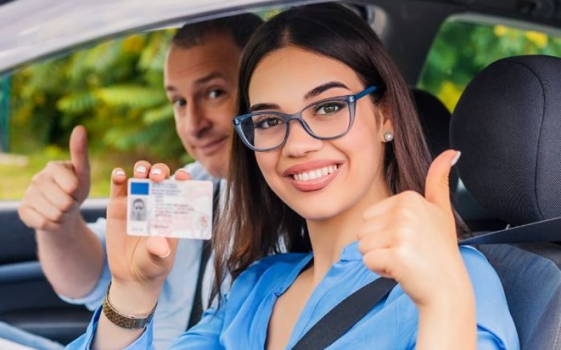 auto_escuela_preparados_mujer_feliz_con_licencia
